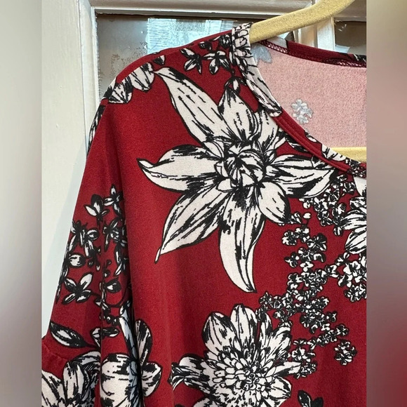 LuLaRoe Irma Red Black Floral Oversized High Low Tunic Top Size Small S - Med - Picture 2 of 9